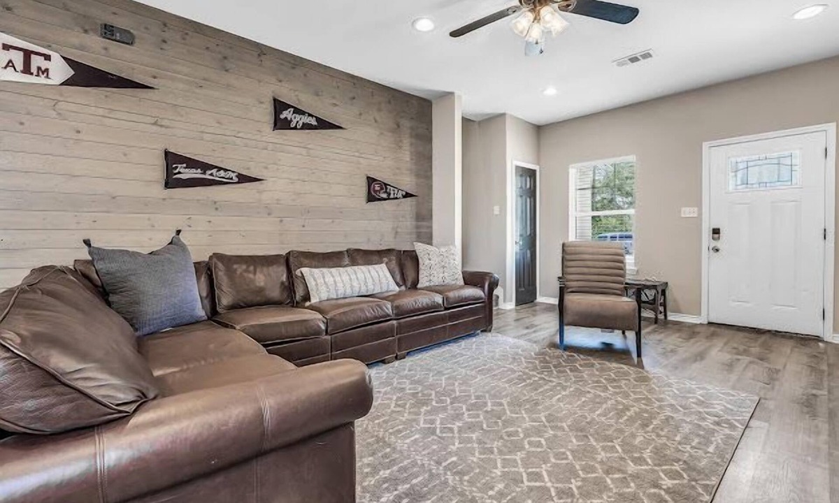 West Park House | Aggieland 5 bedroom house steps from TAMU campus and Kyle Field.