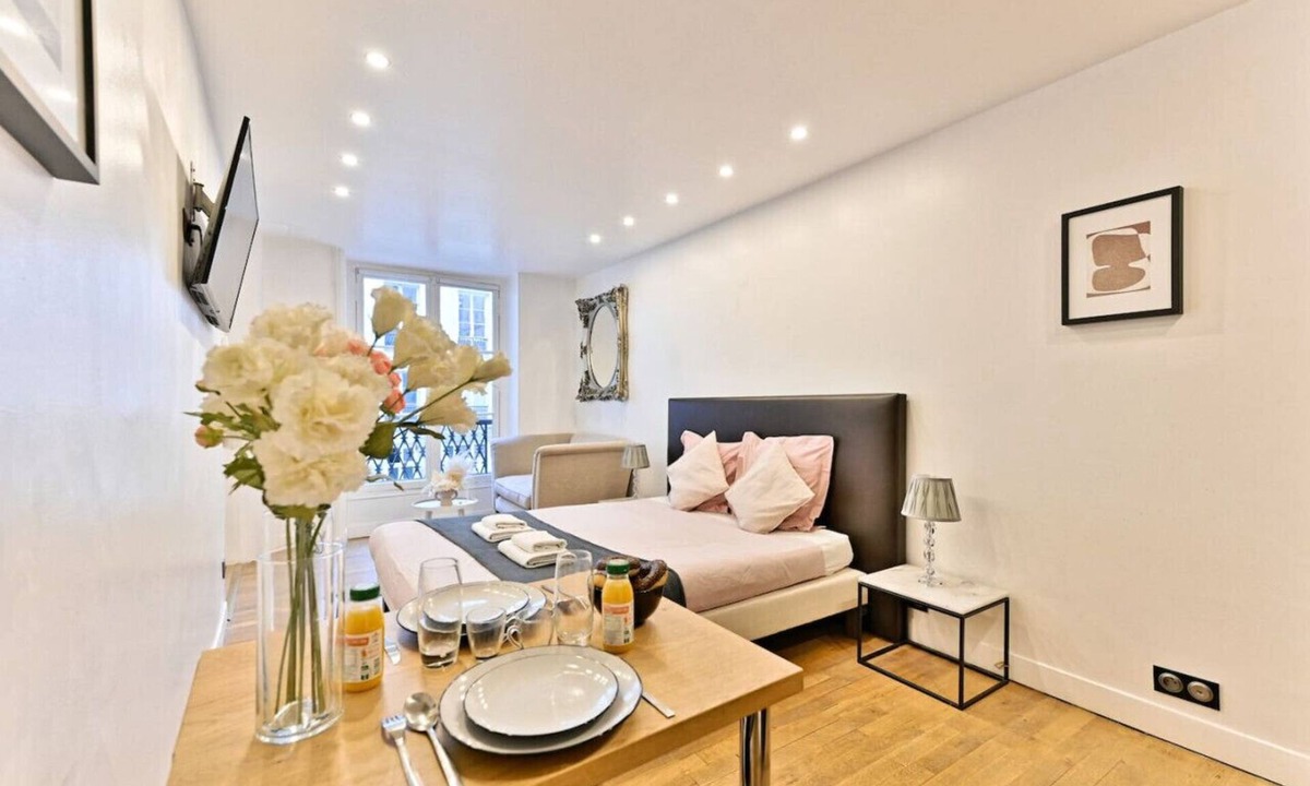 Quartier de la Porte-Saint-Denis Apartment | Agréable Appartement Proche Galerie Lafayette - II