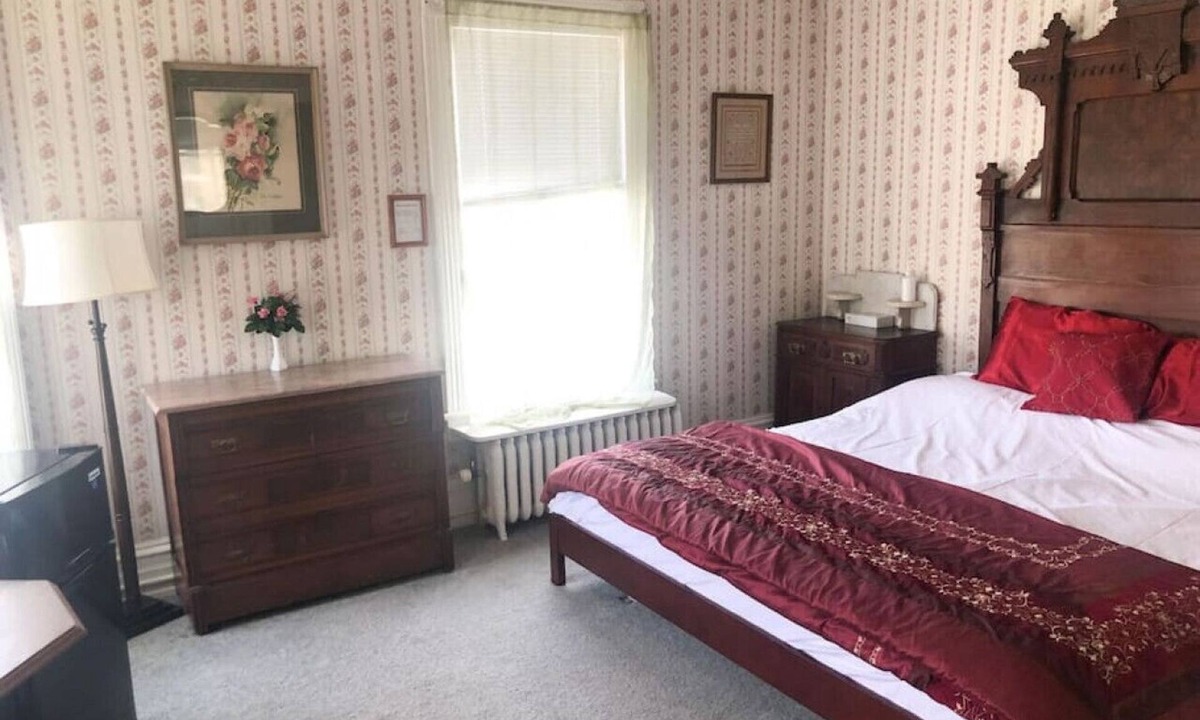 Wabasha Hotel | AH #18 · AH #18 King/Jacuzzi Suite/Fridge/Micro