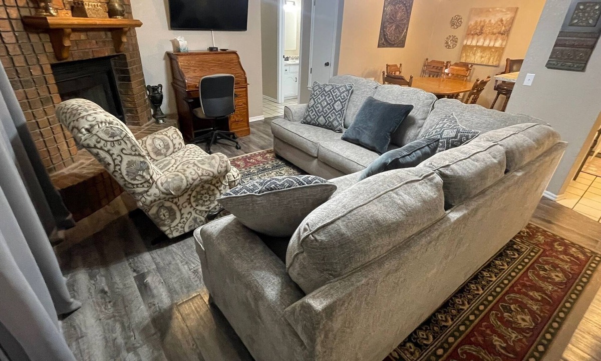 Wheatland House | Aimee's Retreat on Robinson! Convenient to University of OK in Norman!