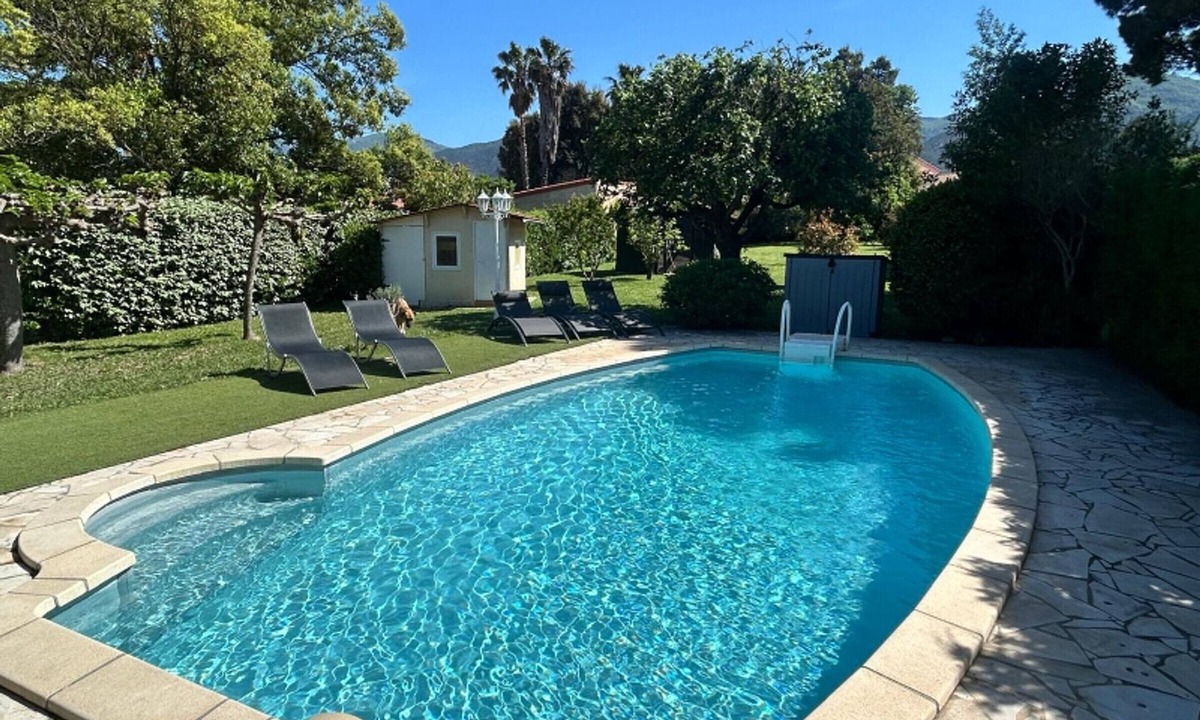 Saint-Genis Villa | Air-conditioned villa with private pool and pets allowed