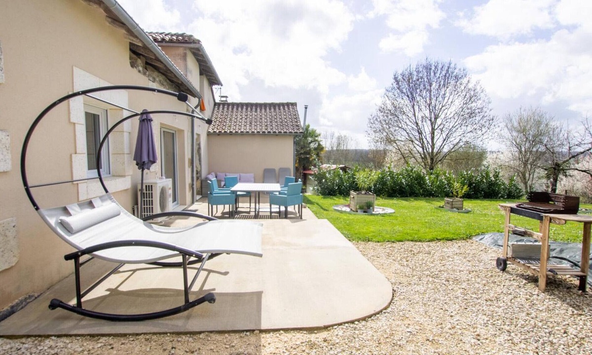 Saint-Martial-de-Valette Cottage | Air-conditioned house with private garden and parking
