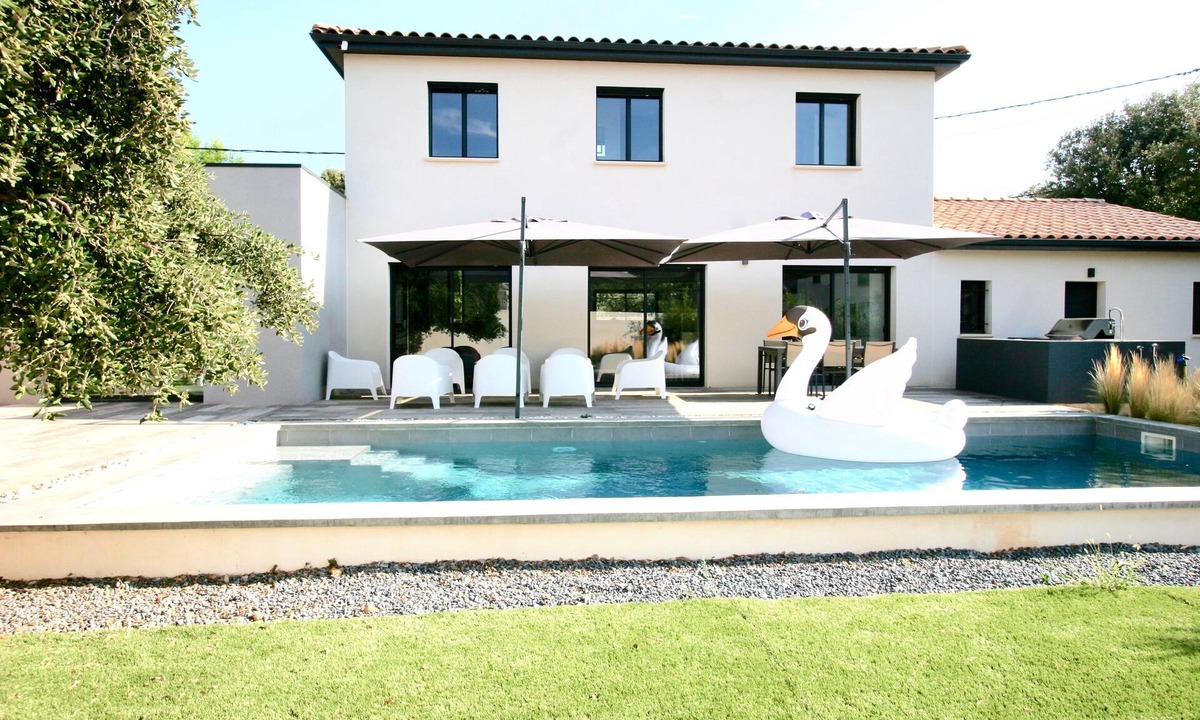 Villeneuve-les-Avignon Villa | Air-conditioned villa with pool in quiet location close to amenities