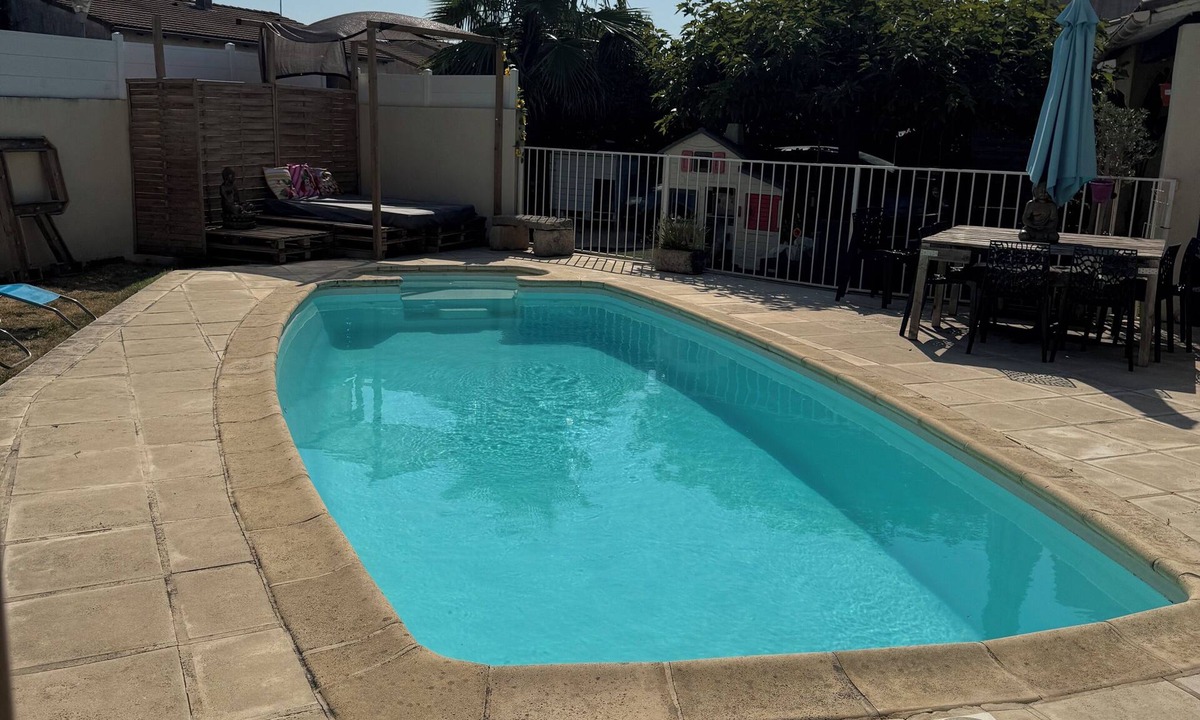 Vestric-et-Candiac Villa | Air-conditioned villa with pool, close to the sea