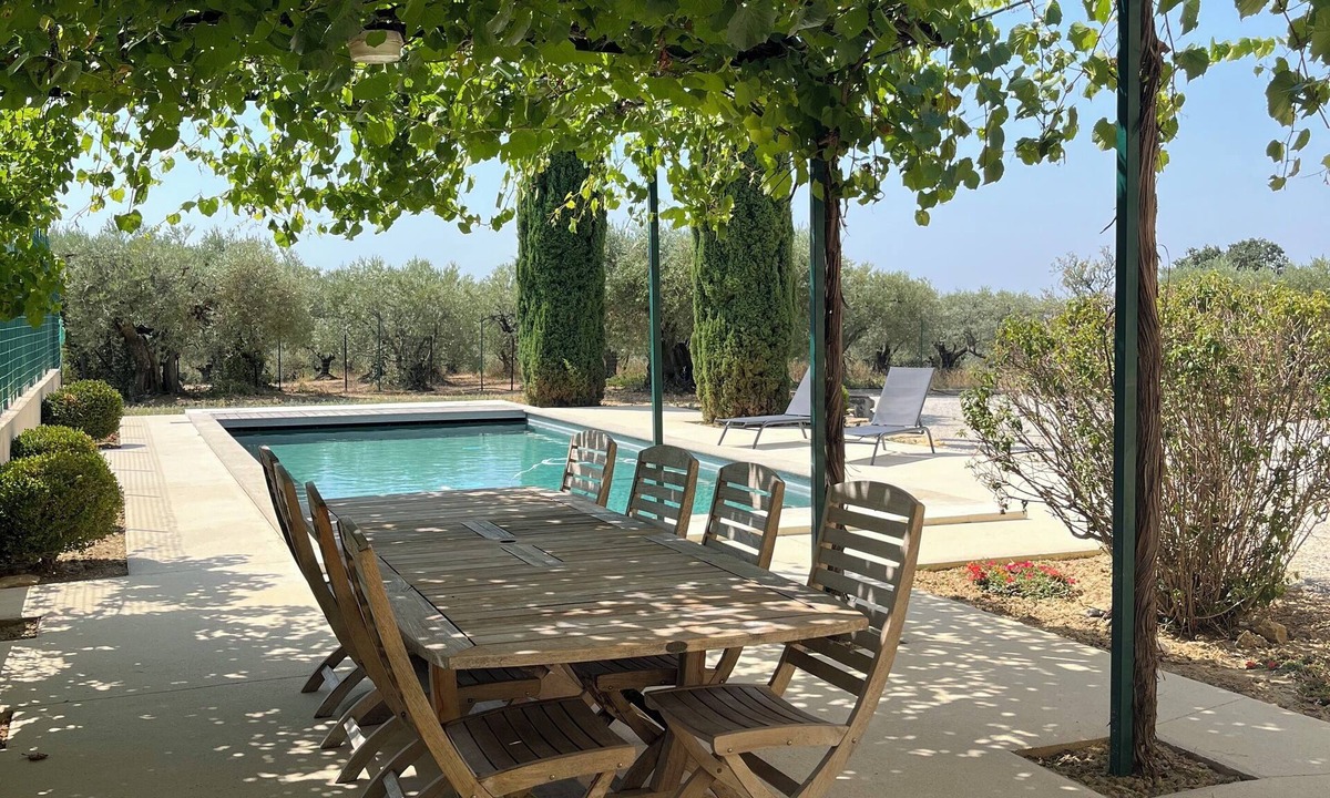 Beaumes-de-Venise Villa | Air-conditioned house between vineyards and olive groves: 4 bedrooms and private pool