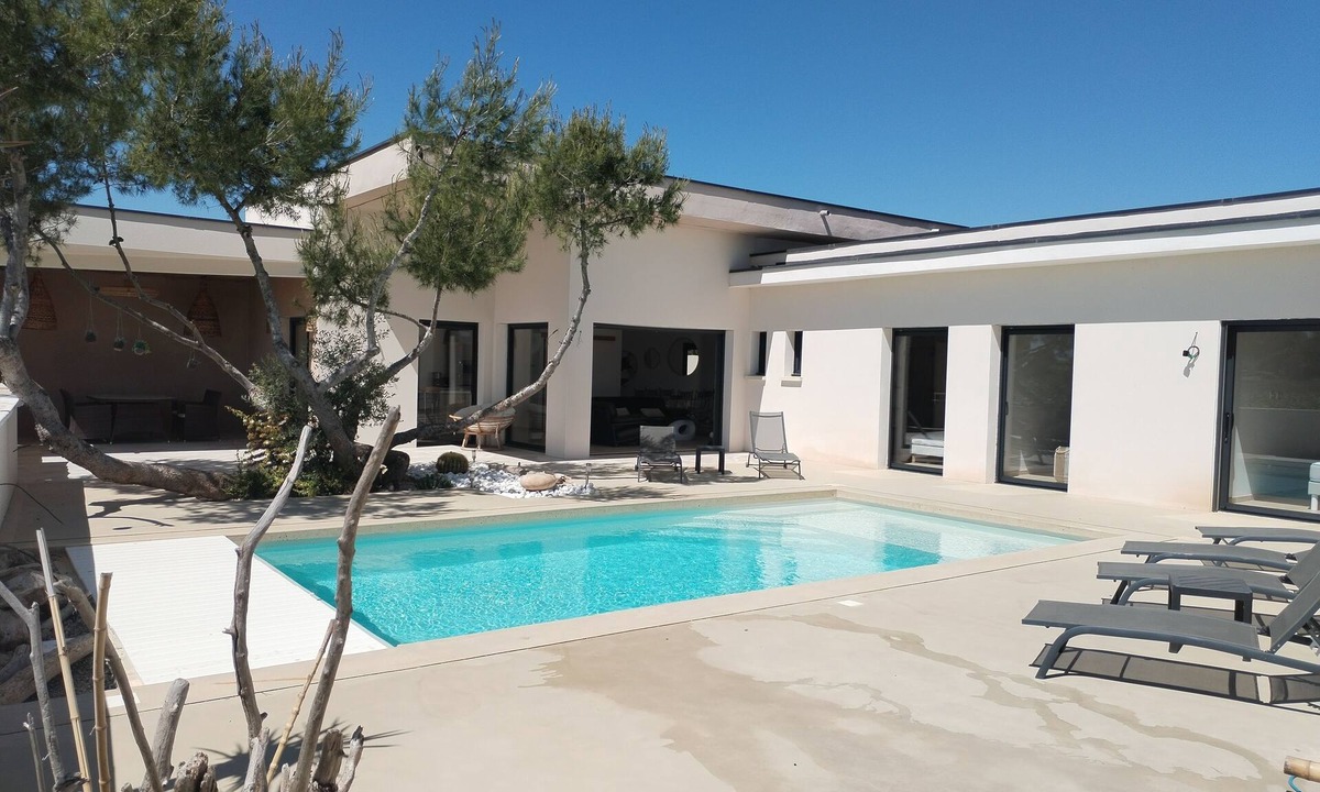 Pont-Saint-Esprit Villa | Air-conditioned villa, heated pool, vineyard view, calm setting