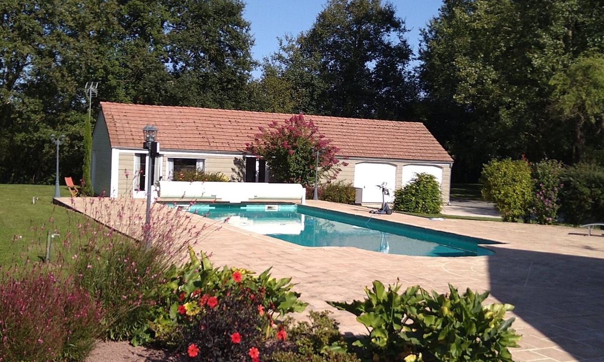 Roeze-sur-Sarthe House | Air-conditioned accommodation and heated swimming pool in Le Mans, 20 minutes from the circuit