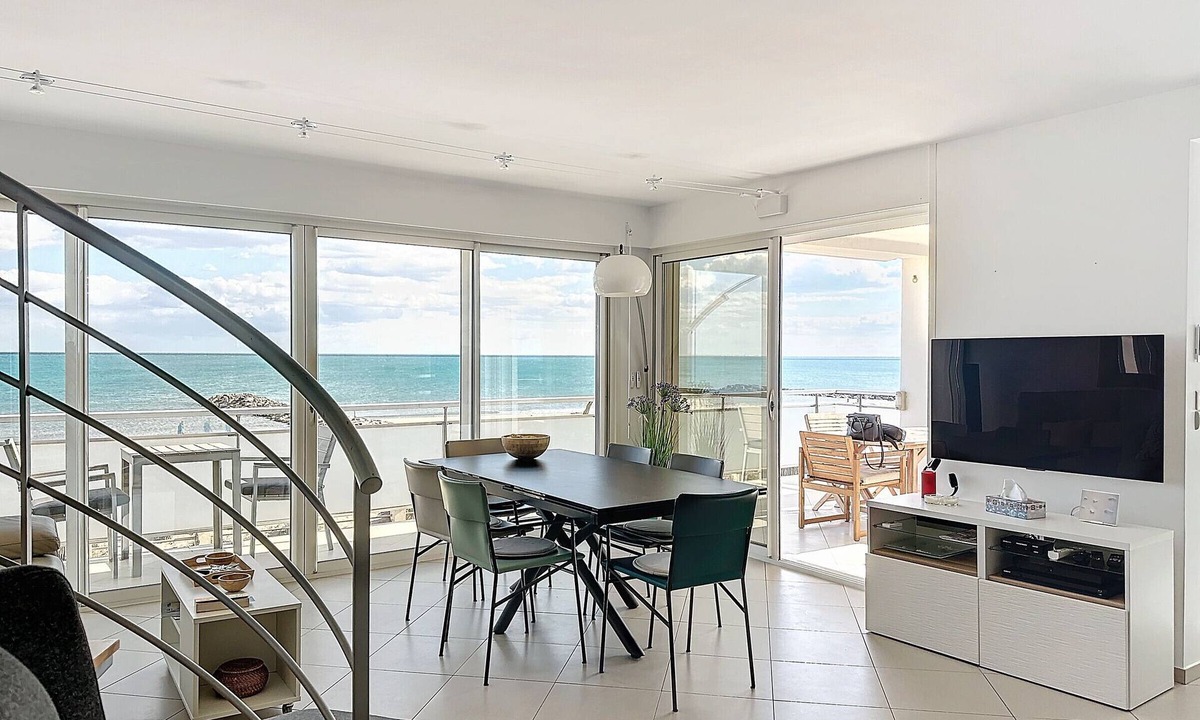 Carnon-Plage Apartment | Air-conditioned apartment with terrace and parking, sea-facing