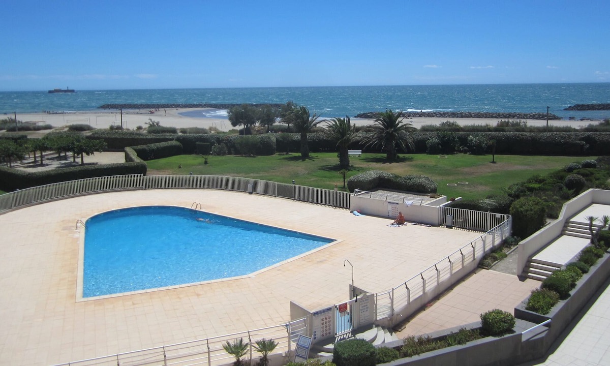Cap d'Agde Apartment | Air-conditioned apartment with swimming pool facing the sea beach rochelongue