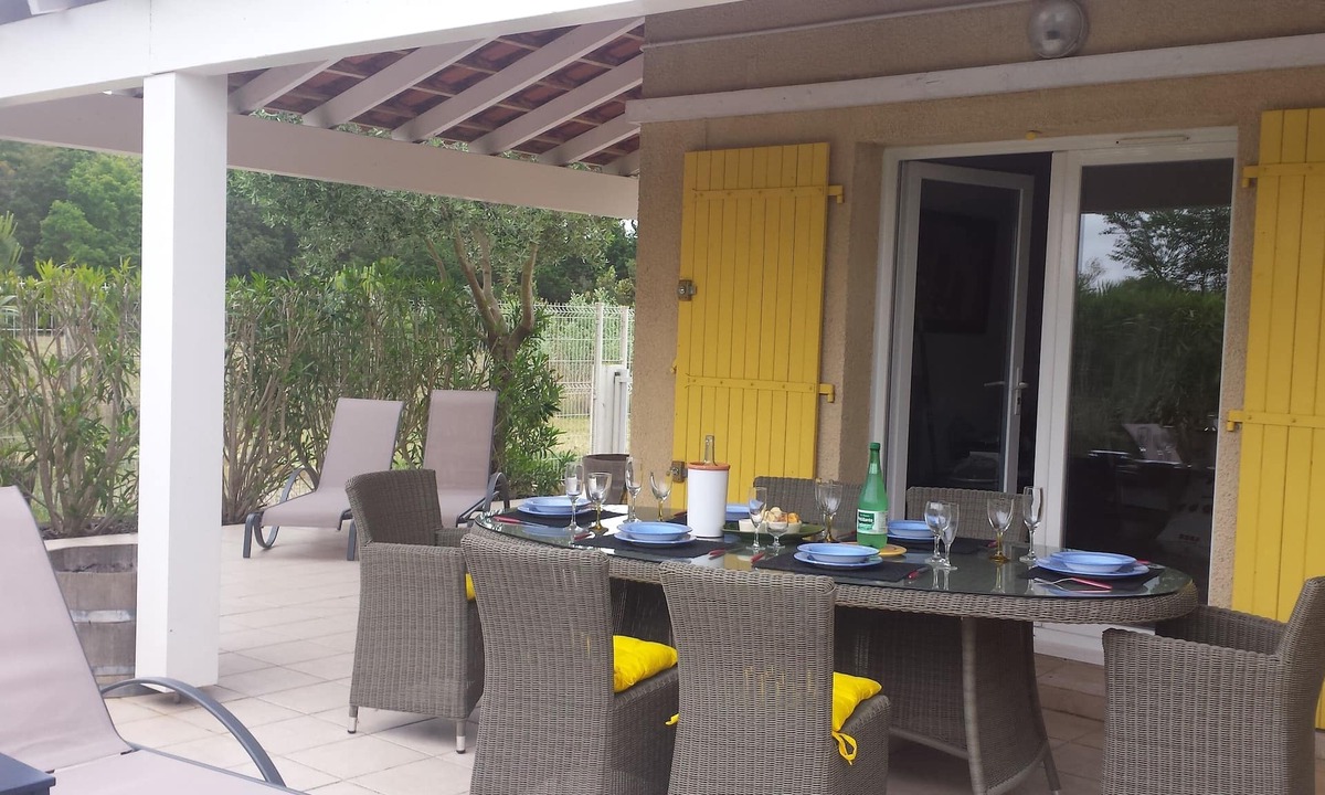 Portiragnes-Plage Villa | Air-Conditioned Beach Villa with Shared Pool