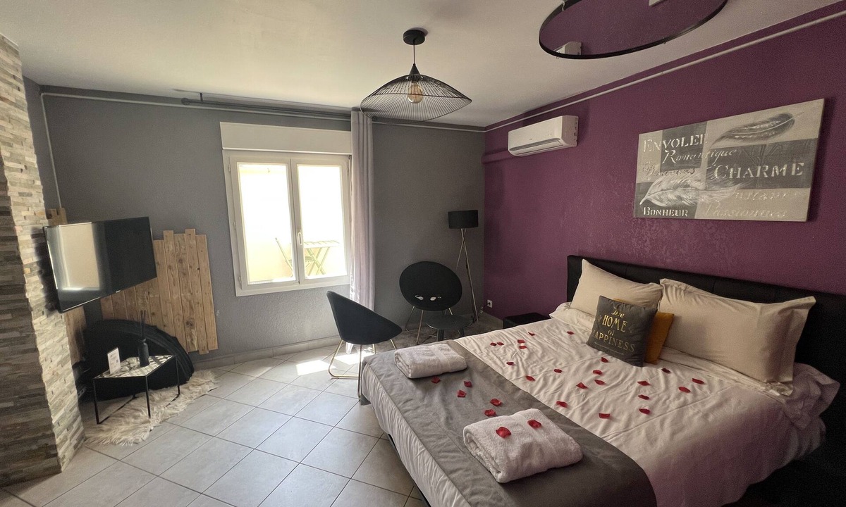 Maraussan Apartment | Air-conditioned city-center T2 with exterior