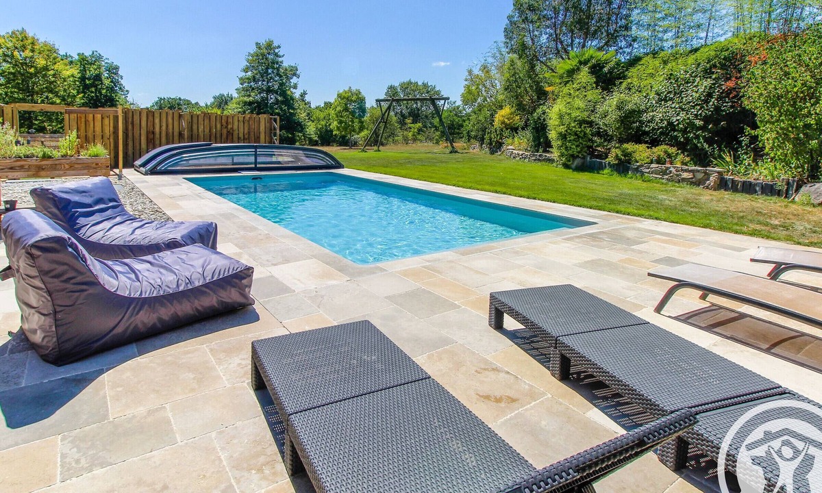 Saint-Hilaire-du-Bois Cottage | Air-conditioned caravan with pool and garden