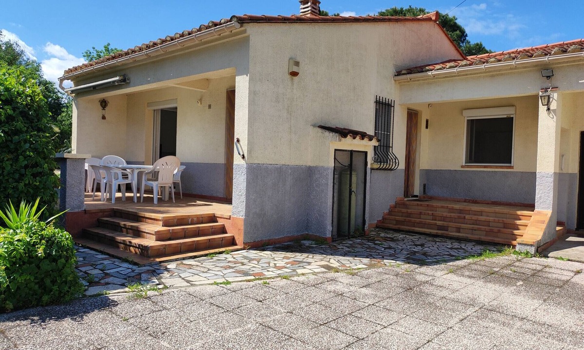 Palau-del-Vidre Villa | Air-conditioned villa with large garden, pets allowed