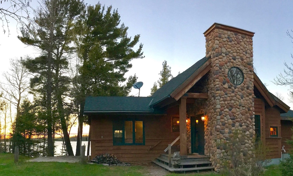 Tower Cabin | Air-Conditioned Lakeshore Cabin