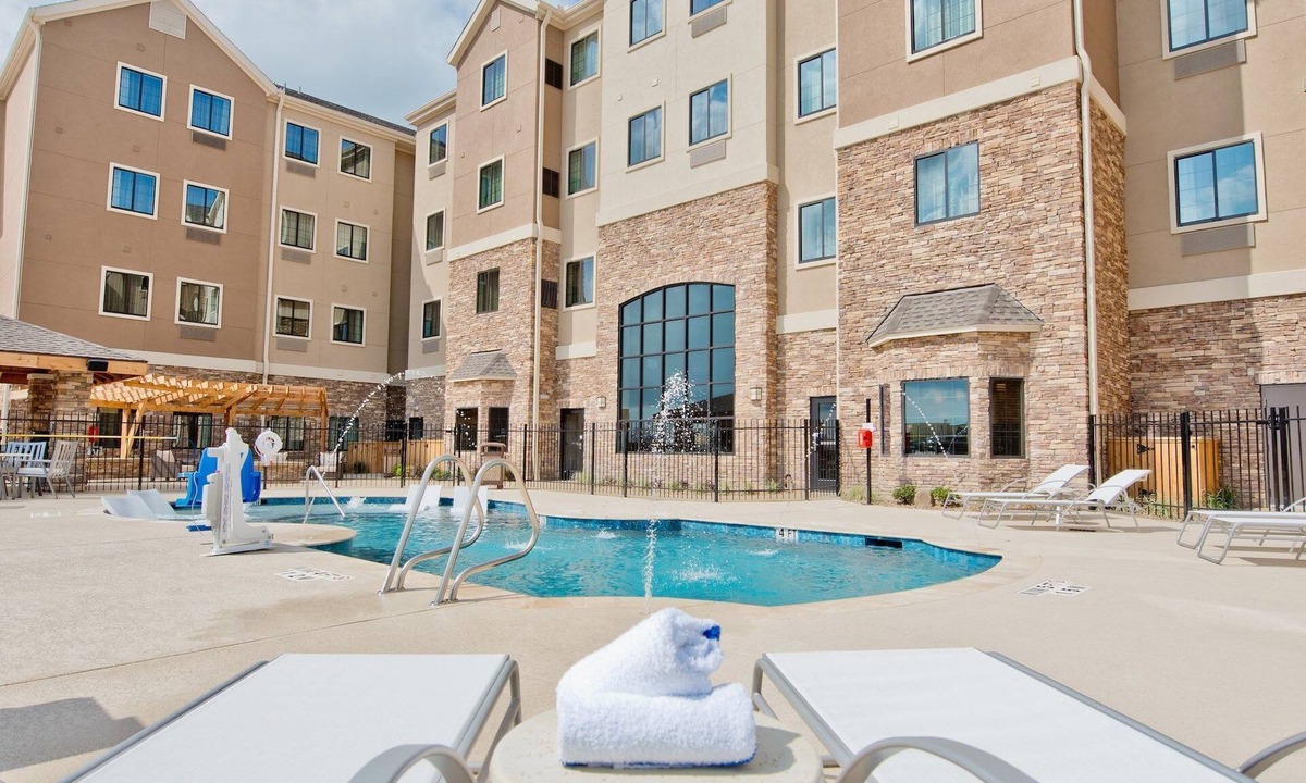 Humble Apartment | Air-Conditioned Suite with Pool + Gym Access | Complimentary Breakfast!