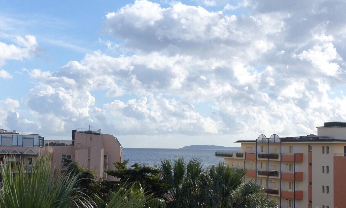 Le Lavandou Apartment | AIR-CONDITIONED T2 IN DOWNTOWN LAVANDOU