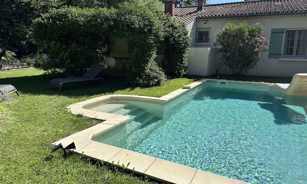 Sorgues House | Air-conditioned villa in Sorgues near Avignon, swimming pool and beautiful environment.