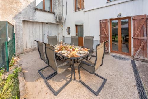 Socourt Villa | Air Hockey and Garden