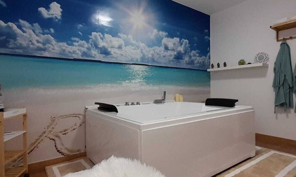 Miguel Esteban House | Air house with hydromassage