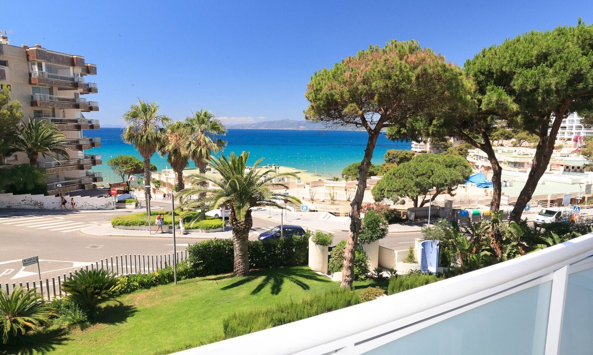 Salou City Centre Apartment | AirCon Apartment · Beach 50m · Parking · Pool · UHC LES ONES