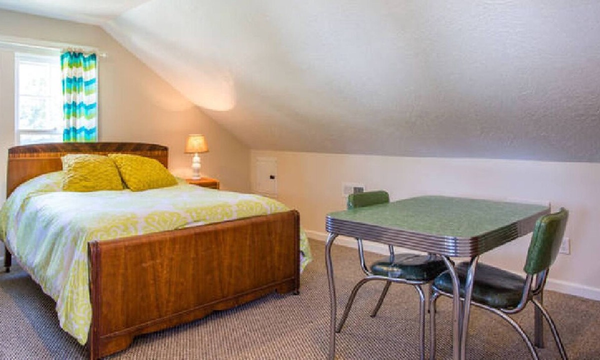 Woodland Apartment | Airie Studio with onsite Parking