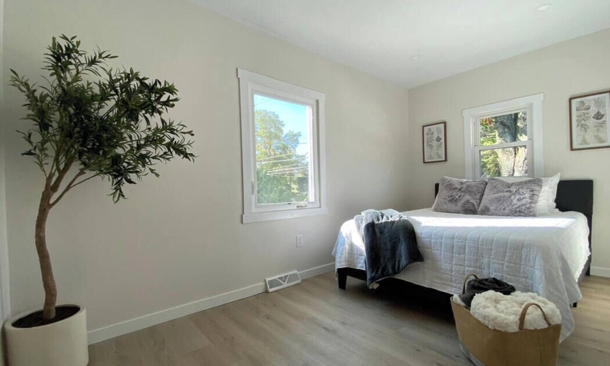 Moon Township House | Airport bungalow
