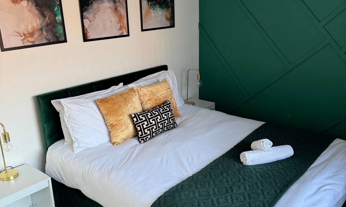 Broadheath House | Airport House – Convenient