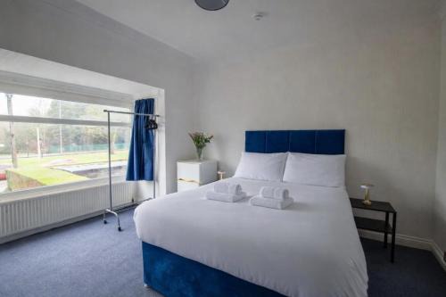 Bloxwich House | Airport Lodge