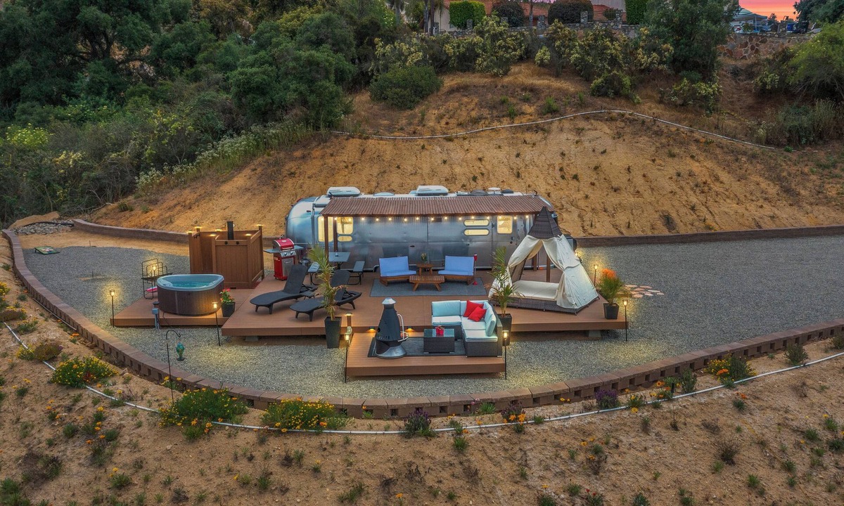 Valley Center House | AIRSTREAM GLAMPING! Jacuzzi, BBQ & Chill!