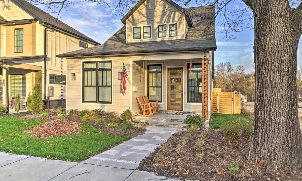 Downtown Apartment | Airy Bentonville Studio < 1 Mile to City Square!