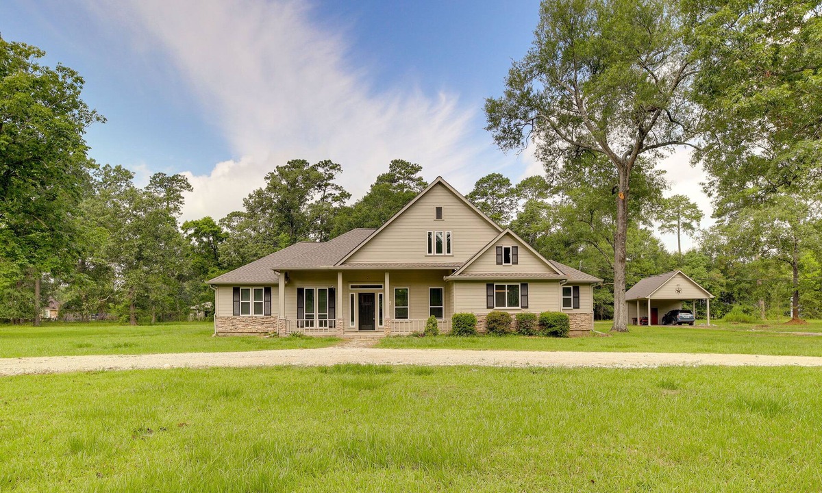 Hull House | Airy Dayton Vacation Home w/Deck + Private Yard!