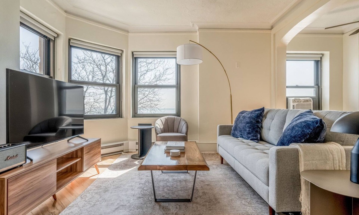 Gold Coast Apartment | Airy Gold Coast 1BR w/Doorman & Gym, nr Mariano Park, by Blueground