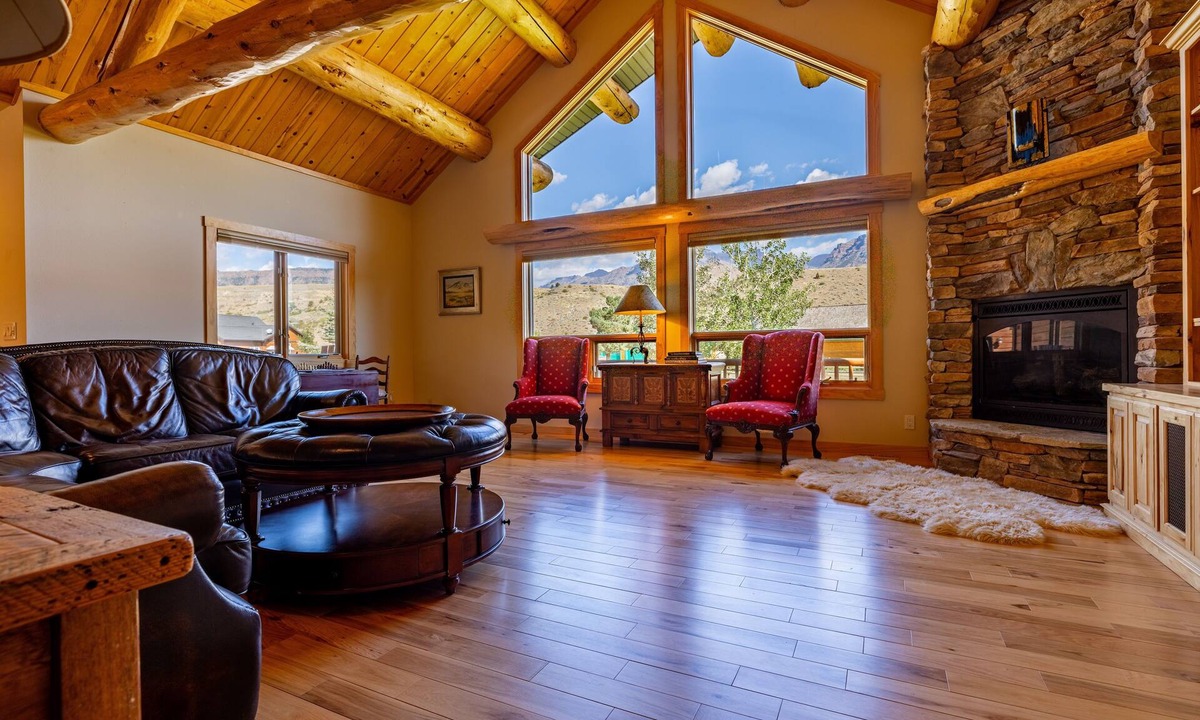 Wapiti House | AJ's Outpost- Family retreat, Mountain views, Great location