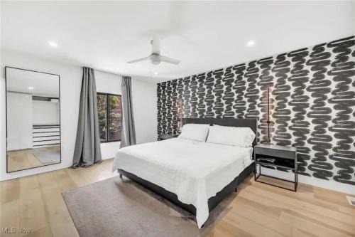 Highland Square House | Akron - 4BR Modern Home