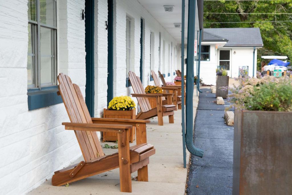 Town of Pines Hotel | Al & Sally's Motel