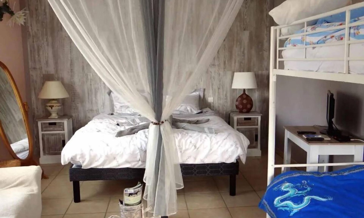 Chatillon-sur-Broue House | Alaguyauder La Chambre