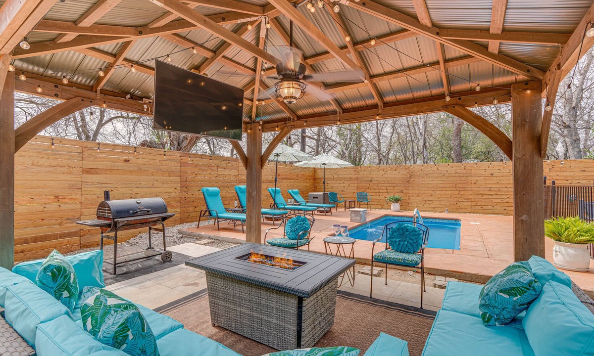 Northwest Los Angeles Heights House | Alamodome 6 mi, 5 BDRMS, Movie Rm, Pool, PS5, XBOX