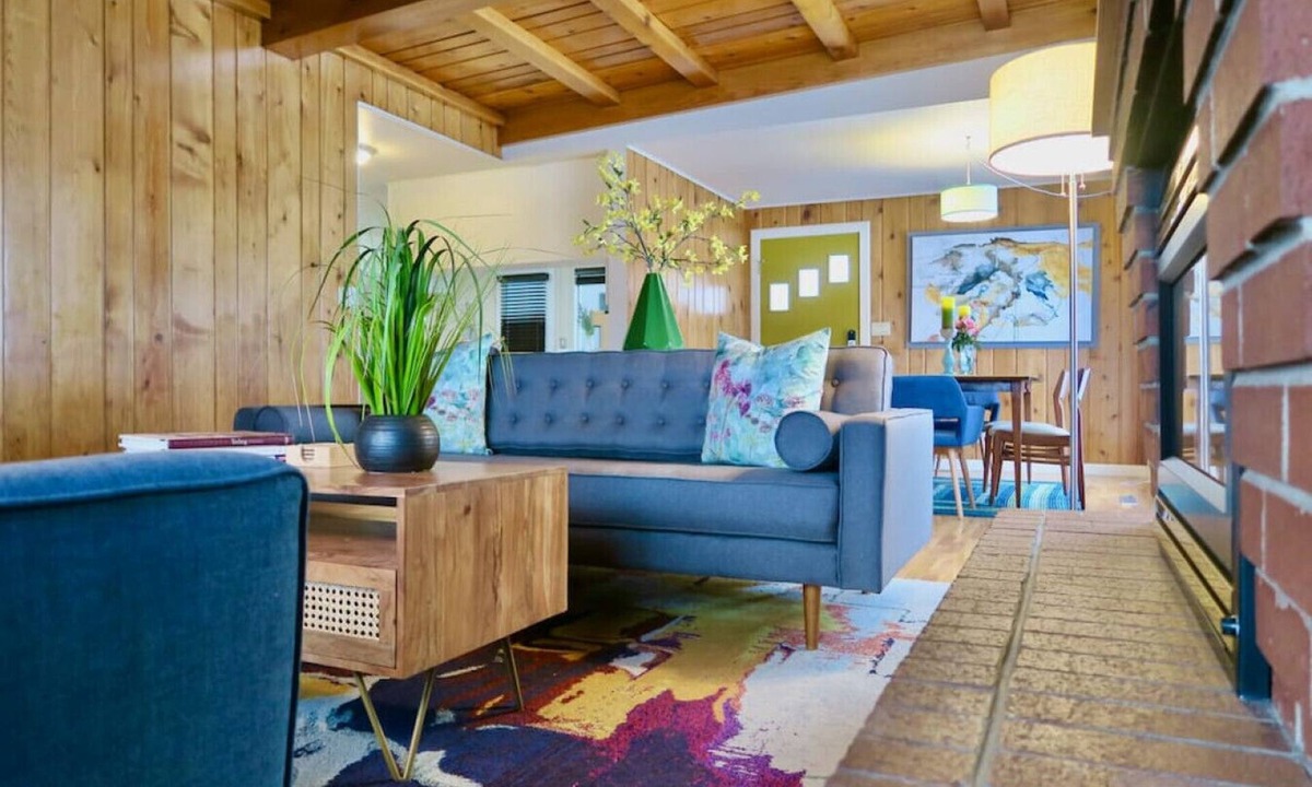 Tri-Cities House | Albany · Modern home w firepit & foosball