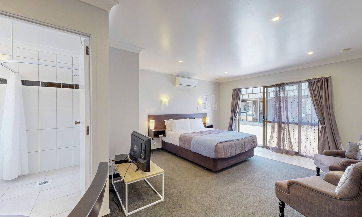 Westshore Hotel | Albatross Motel