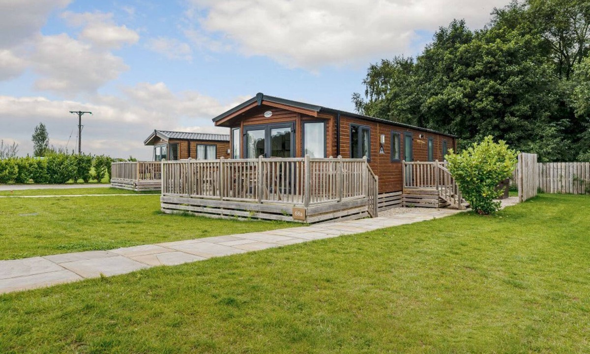 Carlton Miniott Cabin | Alder Waterside Spa (Pet), Thirsk