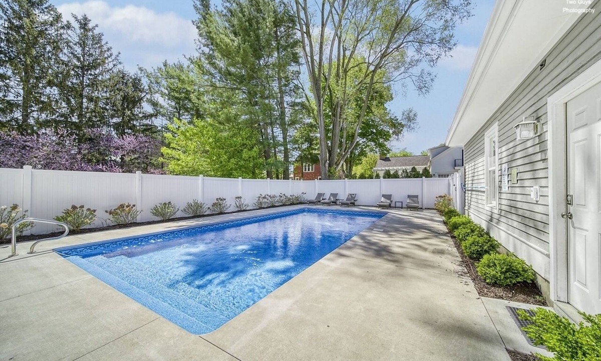 Douglas House | Alex`s Pool House Private Pool & Hot Tub Centrally Located in the Saugatuck
