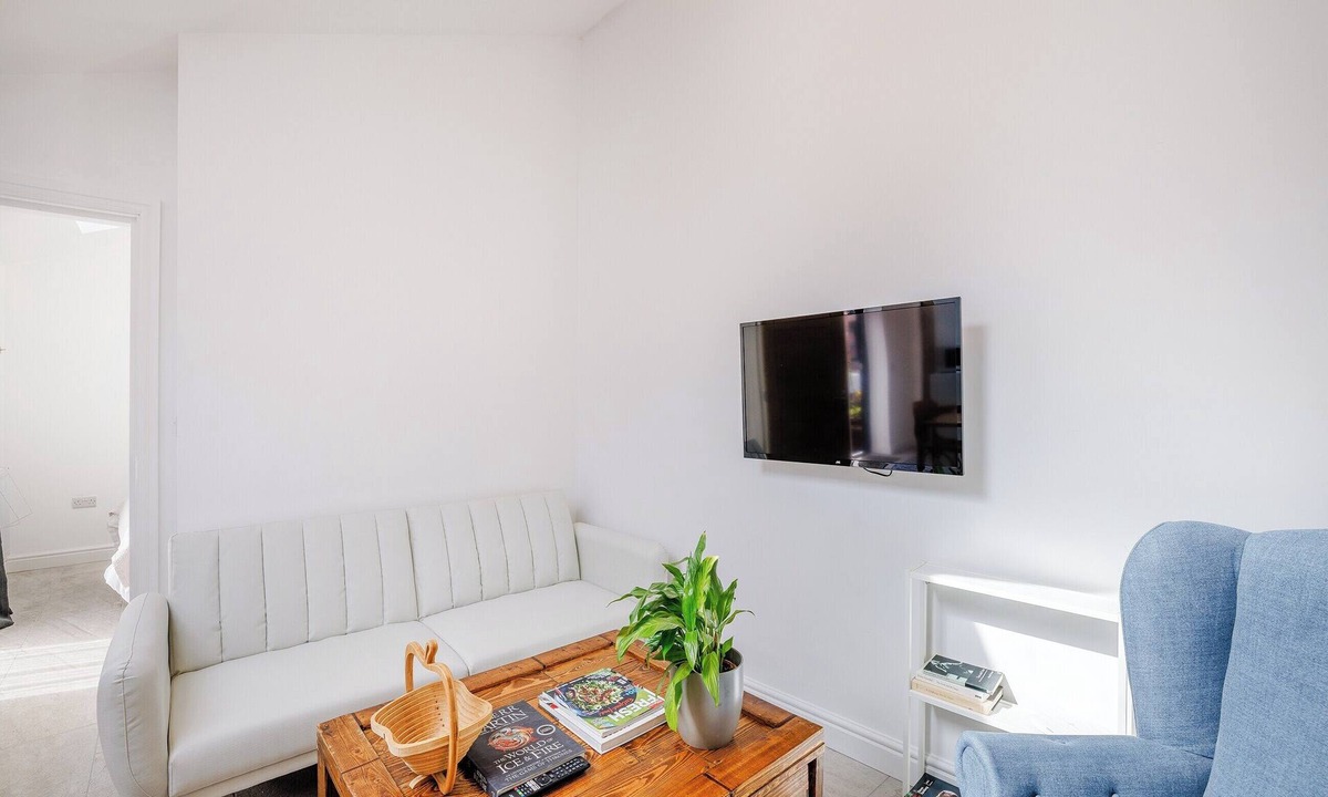 Ellesmere Cottage | Alexander Z - UK43586