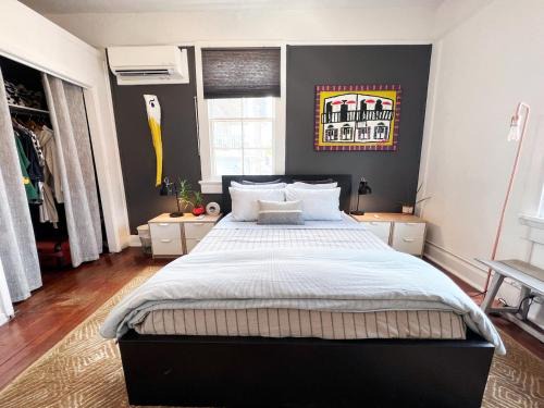 Algiers Point Hotel | Algiers duplex w full kitchen & streaming TVs