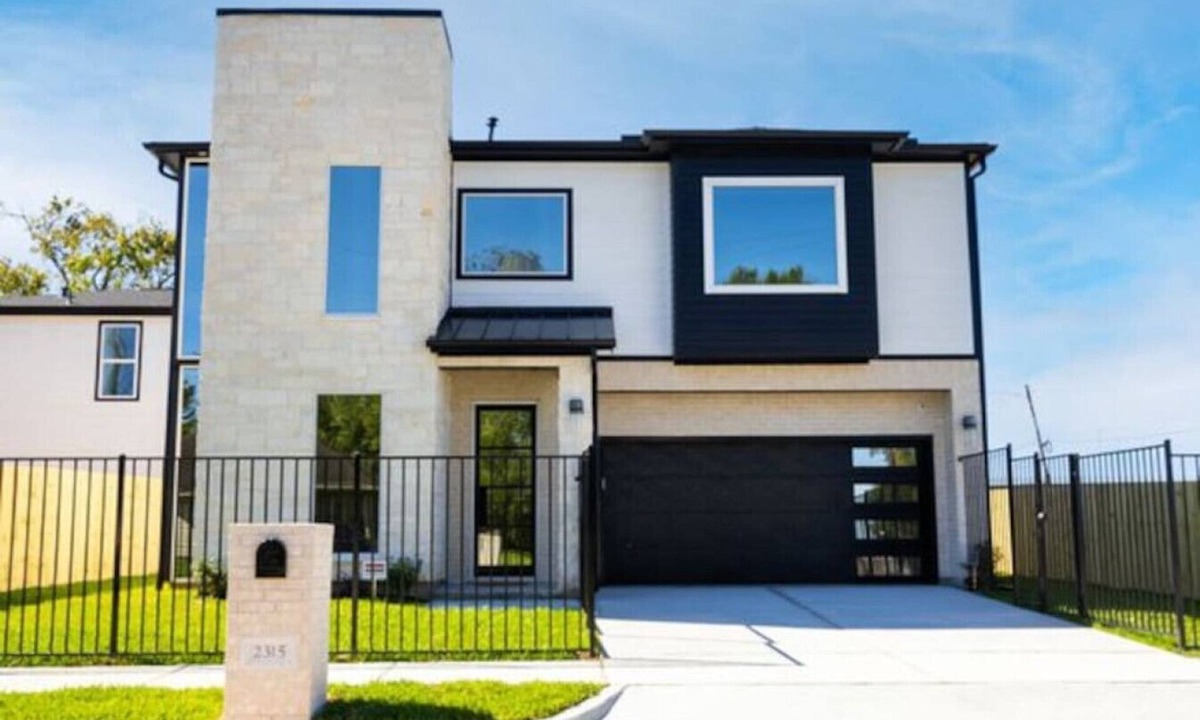 Northside House | Alim Pad 1: Chic brand new house near Downtown
