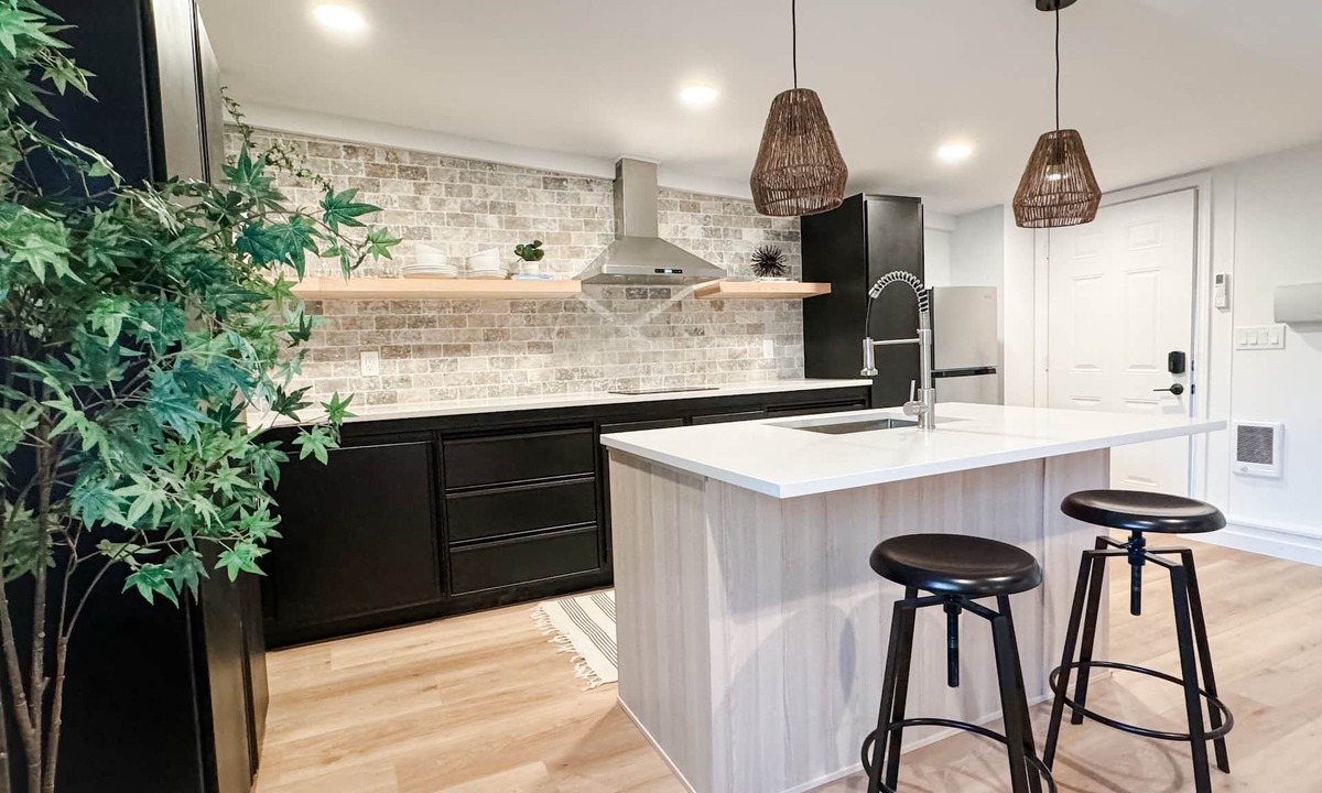 Alki Apartment | Alki Beach Courtyard Cabin