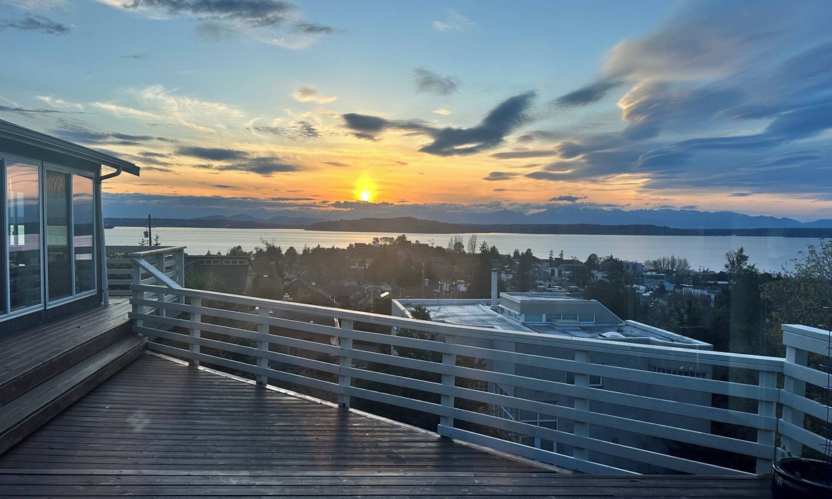 Alki House | Alki Sunset Views+Hot Tub/World Cup Stay