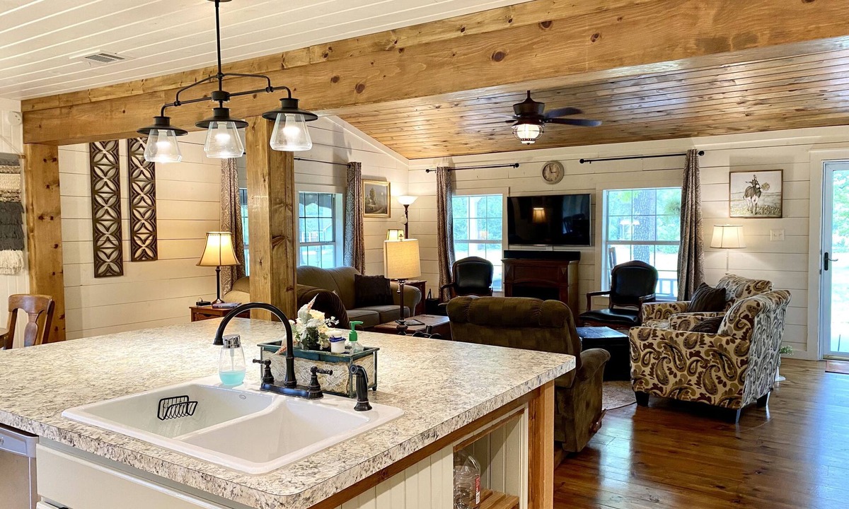 Grand Saline House | All bills paid, furnished extended stay countryside home with peaceful views!