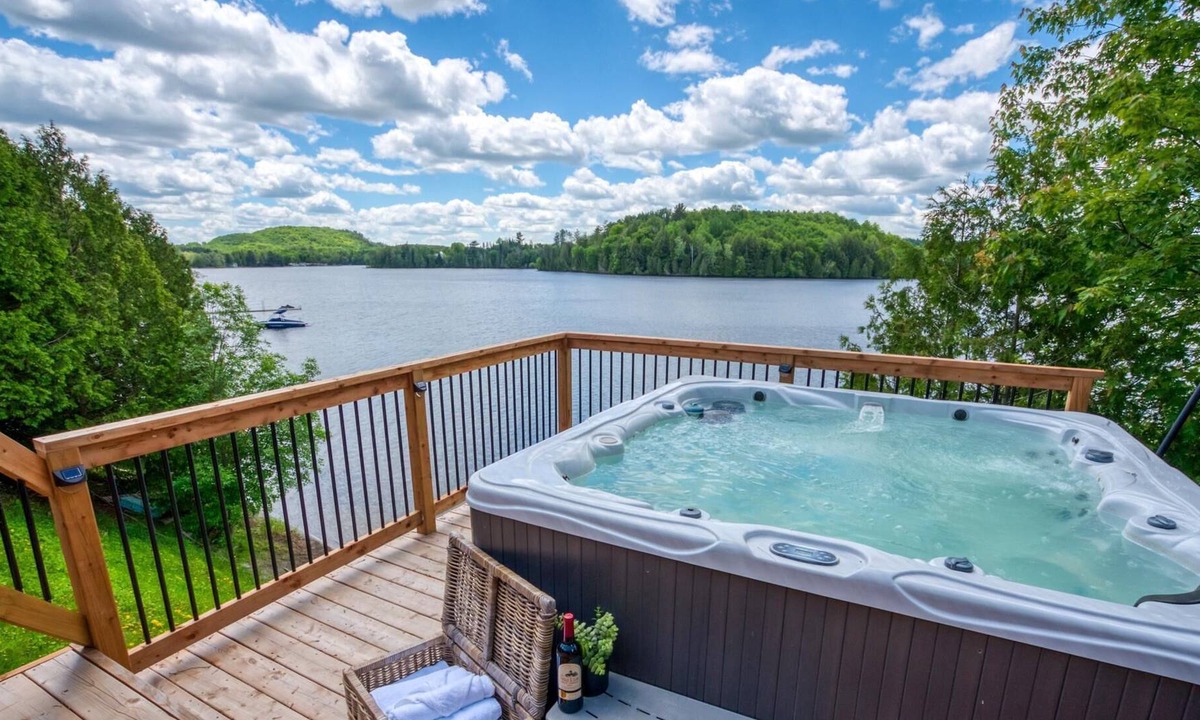 Saint-Andre-Avellin Ski Chalet | All Decked Out: Stunning Hot Tub View