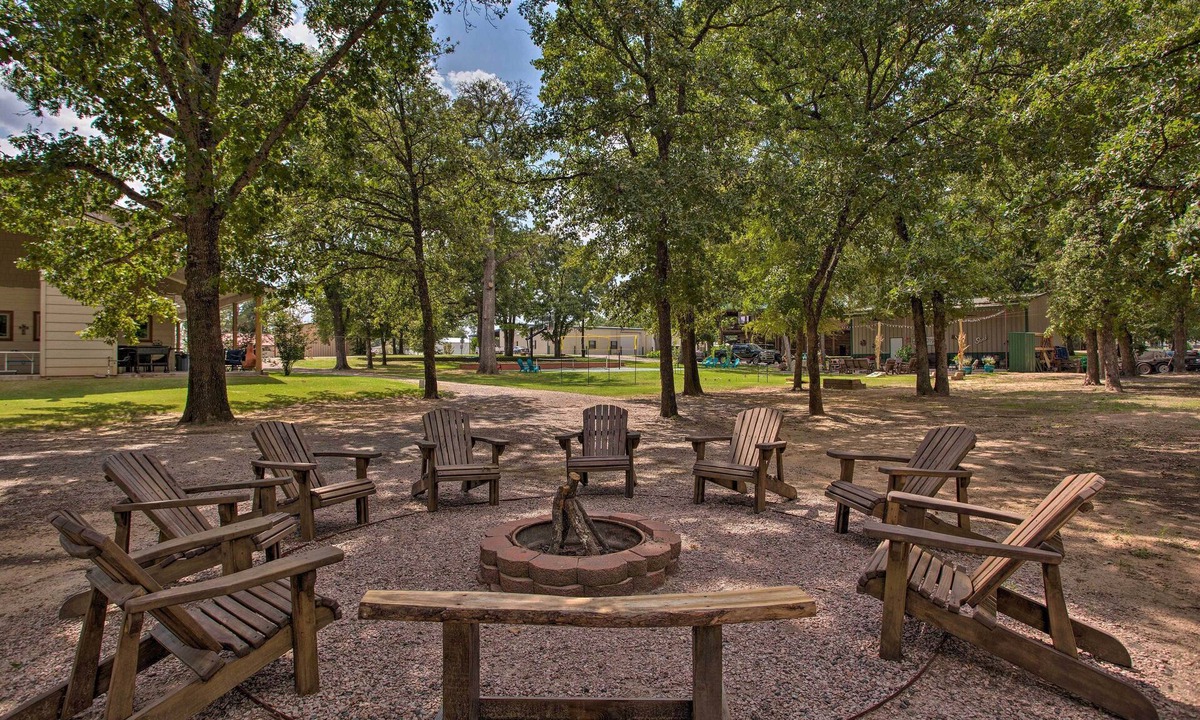 Kingston House | All-Encompassing Family Retreat Near Lake Texoma!