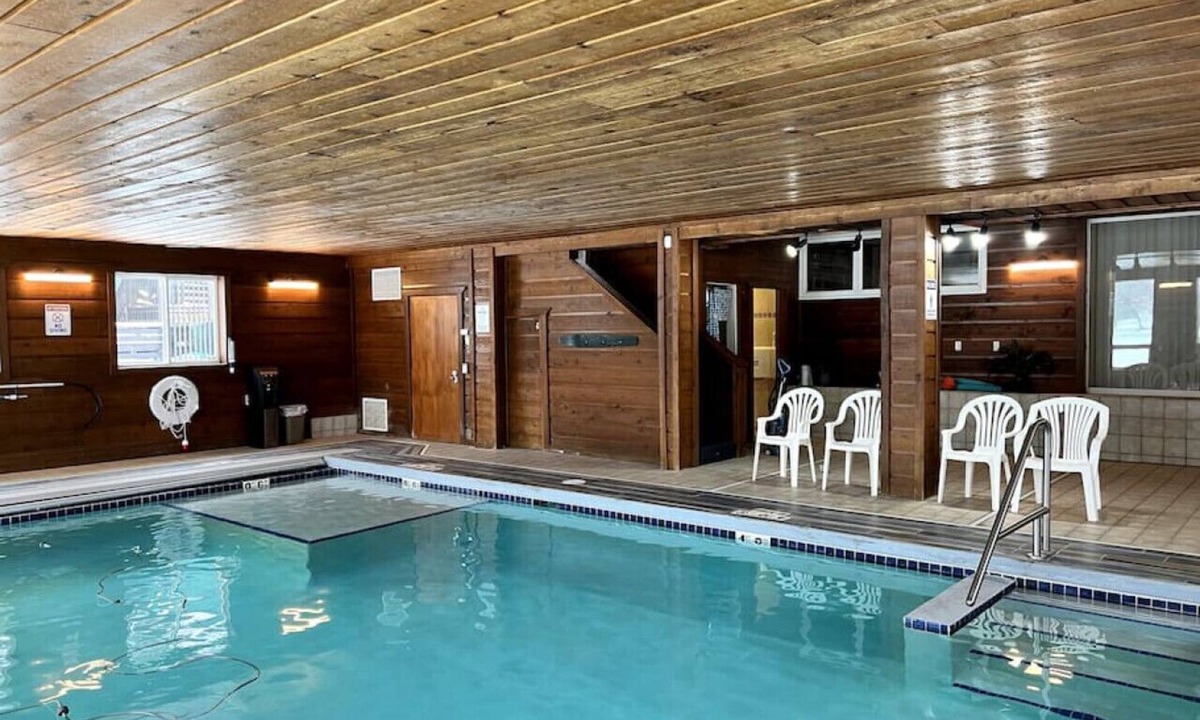 Lake Delton House | All Inclusive Getaway (The Pool House )